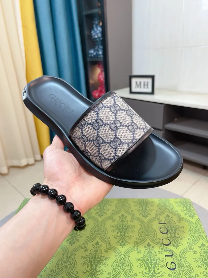 Men's shoes 💰260🌹🌹 (gucci-Gucci) New men's slippers, high-end boutique, made of cowhide, with exquisite embossed logo decoration on the upper, fine workmanship, super soft soles, casual, loose and comfortable, a must-have in summer! \nsize：38-44